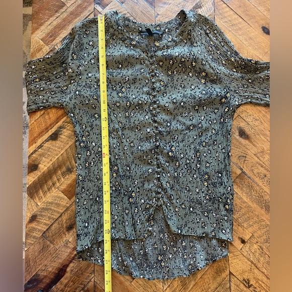 WHBM hunter olive green button down balloons, sleeve blouse. Floral ditzy print. - Picture 8 of 9